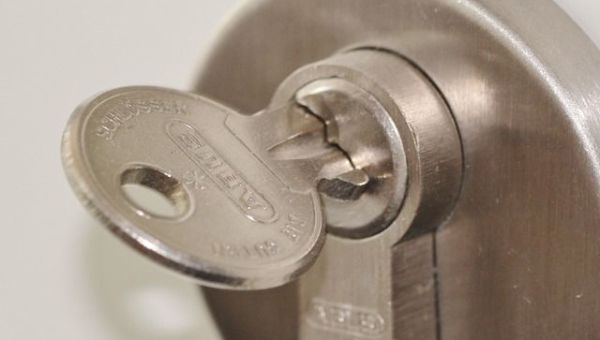 Comment changer un barillet de porte?