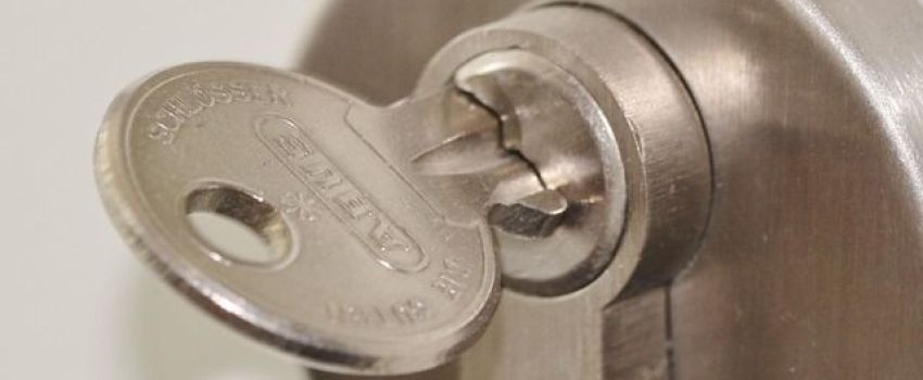 Comment changer un barillet de porte?